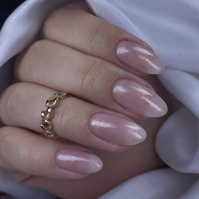 Unhas nude com brilho