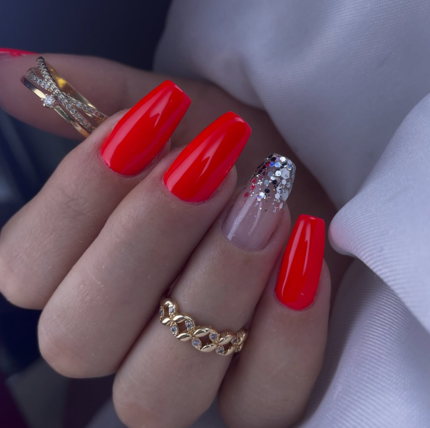 Unhas vermelhas com glitter