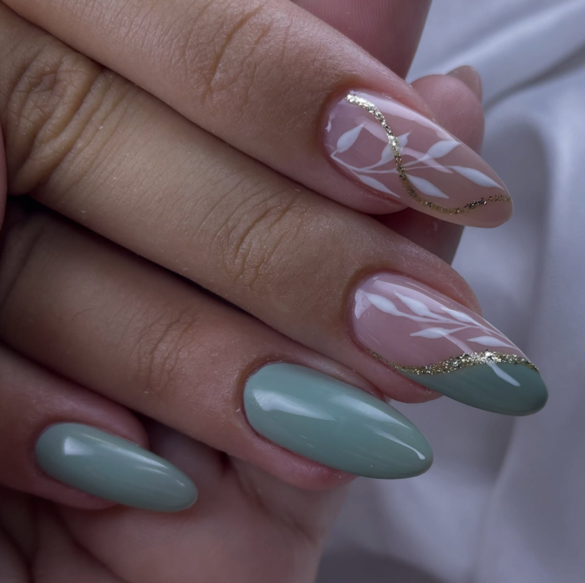 Nail art com flores e dourado