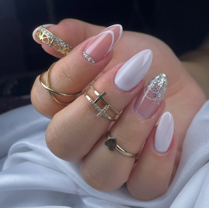 Unhas brancas com glitter dourado